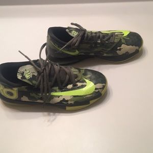 YOUTH SIZE 4 NIKE KD 6  BASKETBALL SHOES